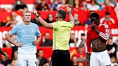 Sudí Michael Oliver uznává po kontrole u videa gól Erlinga Haaland proti...