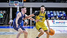 Marek Vyroubal z Opavy u mí�e v duelu s Dziki Var�ava