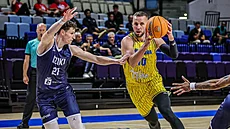 Mat�j Svoboda z Opavy nají�dí v zápase s Dziki Var�ava. Brání ho Michal...