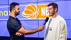 Plze�ská posila Franti�ek Vá�a (vpravo) odpovídá v televizním rozhovoru.