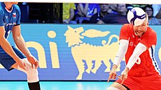 �eské libero Milan Moník p�ihrává podání Ital�.