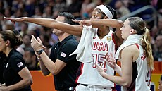 Americké basketbalistky Angel Reeseová (vlevo) a Paige Bueckersová mají radost...