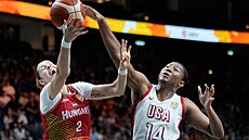 Aliyah Bostonová (vpravo) ze Spojených stát� blokuje v duelu s Ma�arskem,...