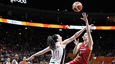 Ma�arská pivotka Dorka Juhászová st�ílí na americký ko�, brání ji Breanna...