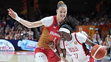 Ma�arská basketbalistka Virág Takácsová-Kissová brání v duelu se Spojenými...