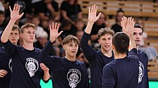 D��ín�tí basketbalisté nastupují k zápasu, zleva Marek Hou�ka, Jan Kopecký,...