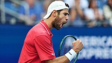 Ruský tenista Karen Cha�anov se raduje b�hem semifinále US Open.