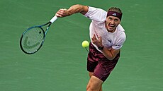 N�mecký tenista Alexander Zverev podává b�hem  semifinále US Open.