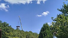 Instalace nové vyhlídkové plo�iny na rozhlednu Milí�.