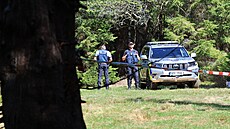 Policisté hlídkují v lese u Prá�il na Klatovsku v míst� nálezu nebezpe�ných...