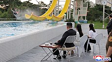 Severokorejský v�dce Kim �ong-un se svou dcerou Kim �u-e sledují provoz na...