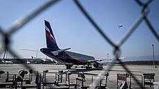 Airbus A321-211 (VP-BOE) na odstavné plo�e �enevského leti�t� (25. b�ezna 2022)