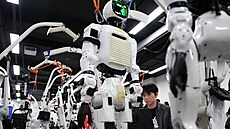 �ínský technik pracuje na robotovi TianGong Omni v pekingském centru X-Humanoid...