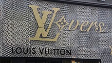 Logo Louis Vuitton s typickou hv�zdi�kou na obchod� v Tokiu. (4. dubna 2024)