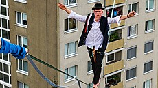 V BrnÄ�-Kohoutovic�­ch se dnes mezi paneláky promenoval chodec na zipline