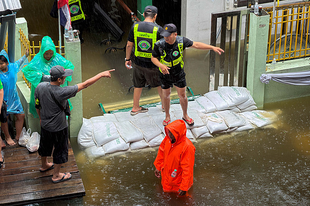 OBRAZEM: Bangkok zaplavila voda. Děti plavou ulicemi, školy zůstávají zavřené