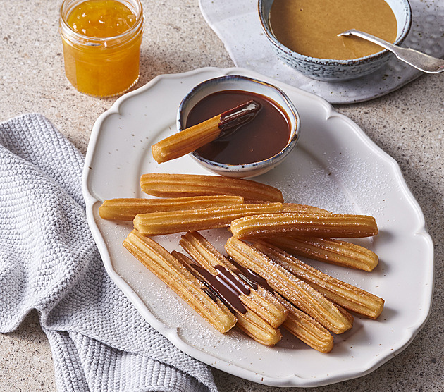 Churros: Recept na smažené těsto se slaným karamelem, mangem a čokoládou