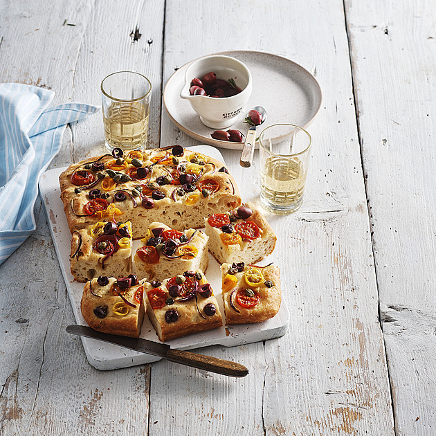 Focaccia se zeleninou a olivami: Recept s rajčaty, kapary a cibulí
