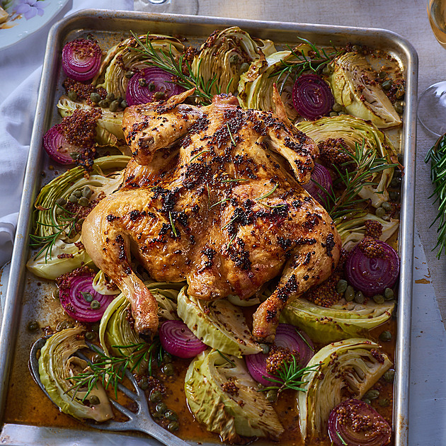 Kuře pečené na zelí: Recept s červenou cibulí, kapary a hořčičnou marinádou