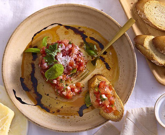 Rajčatový tatarák: Recept z pečených rajčat s balzamikem a chilli olejem