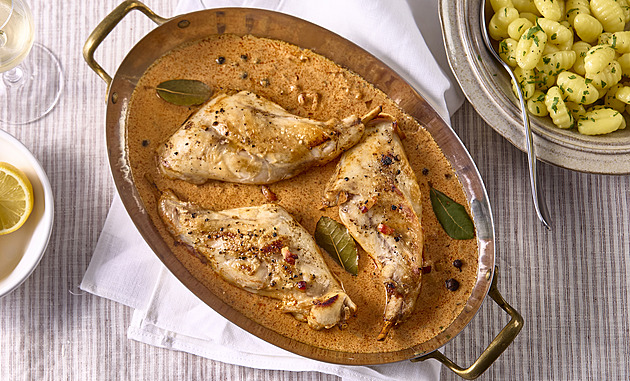 Králík na paprice: Recept se smetanovou omáčkou, rajčaty a česnekem