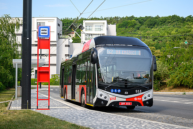 Končí autobusová linka přes Waltrovku, její provoz plně přebírají nové trolejbusy