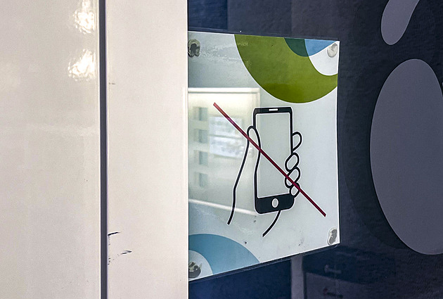 Přezout boty a zamknout telefon. Jak vypadá škola, kde platí zákaz mobilů