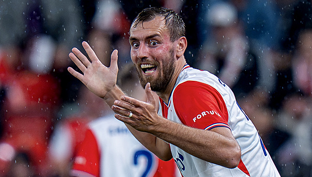 Z nudného šlágru se vyklubala divočina. Slavia si mákla, ale na čele ligy už uniká