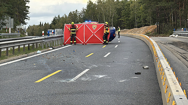 Na D4 narazilo auto do svodidla a skončilo na střeše. Jeden mrtvý, dva zranění