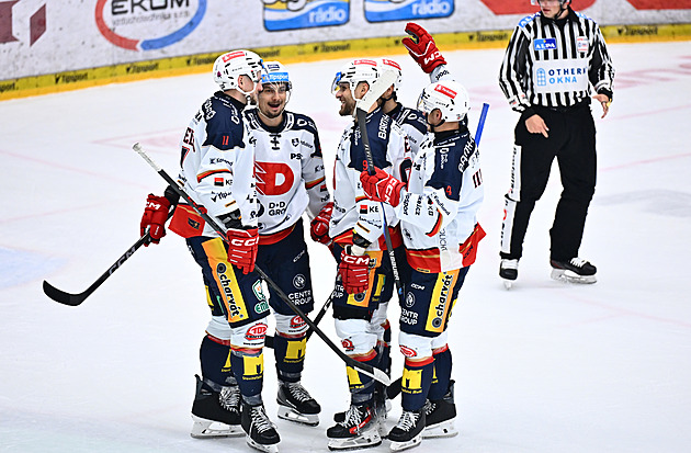 Třinec v derby rozdrtil Vítkovice, Kladno poprvé padlo. Slaví Sparta i Pardubice