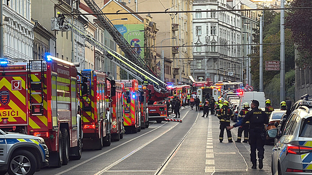 Požár v domě na pražských Vinohradech. Hasiči evakuovali lidi, ulice byla uzavřena
