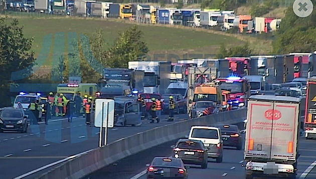 Hromadná nehoda šesti vozidel ráno uzavřela D5 směrem na Prahu