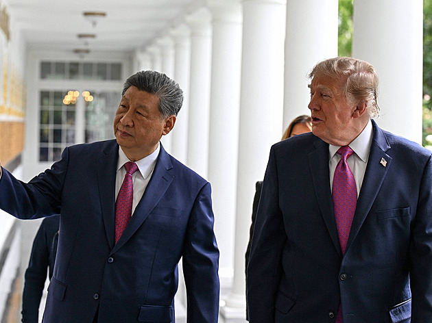 Vzácný Siův smích. Trump ho pobavil obrazem Bidena jako automatického pera