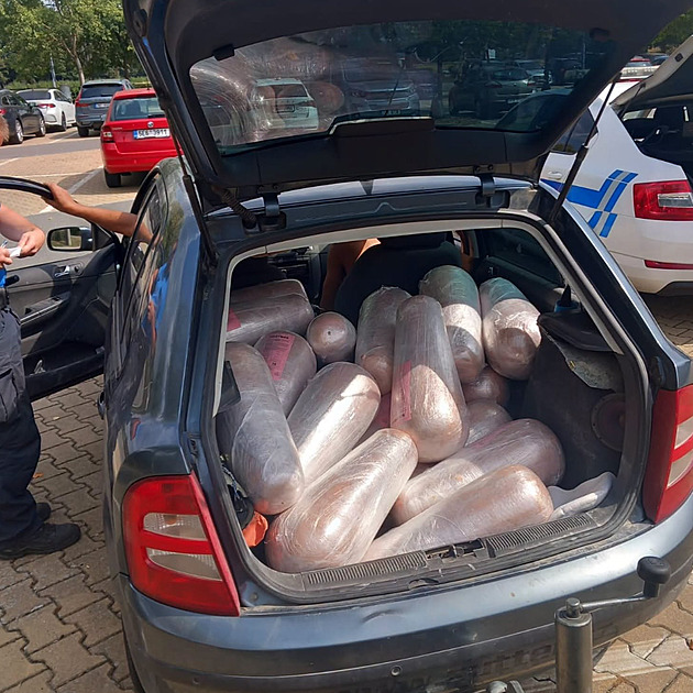 Stovky kilogramů kebabu bez chlazení. Řidiče nezastavily ani tropické teploty