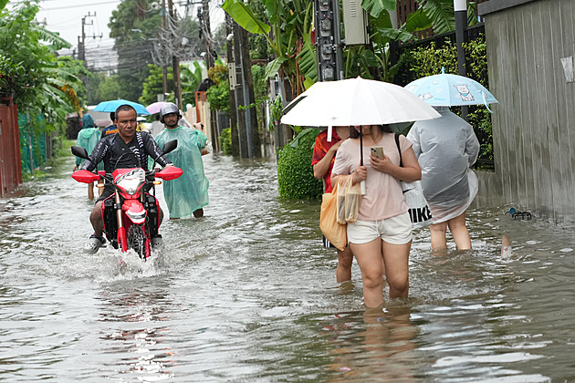 Bangkok zasáhly obří povodně. Premiér zkrátil výjezd, úřady vyhlásily stav ohrožení