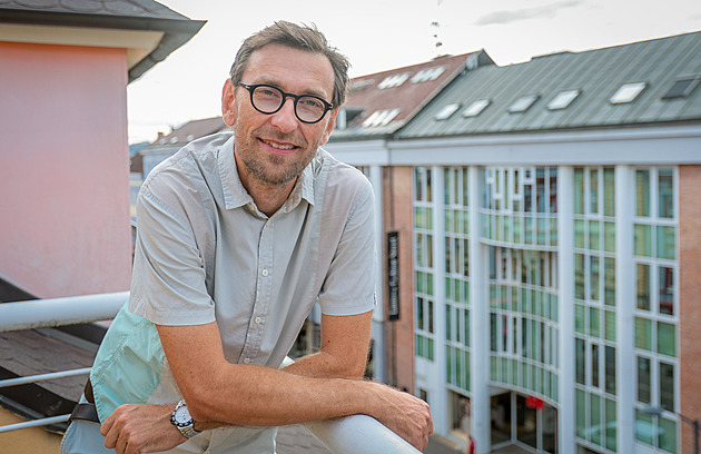 Pavel T�ma ��k�, �e po otev�en� d�lni�n�ho obchvatu ubylo ve m�st� aut a z Pra�sk� t��dy by se mohl st�t modern� bulv�r. Tak� navrhuje z�sadn� omezit dopravu p�es historick� centrum.