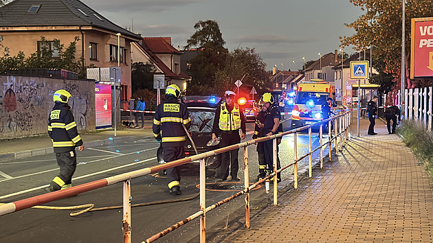 Auto srazilo chodce v pražské Libuši, muž má vážné zranění hlavy