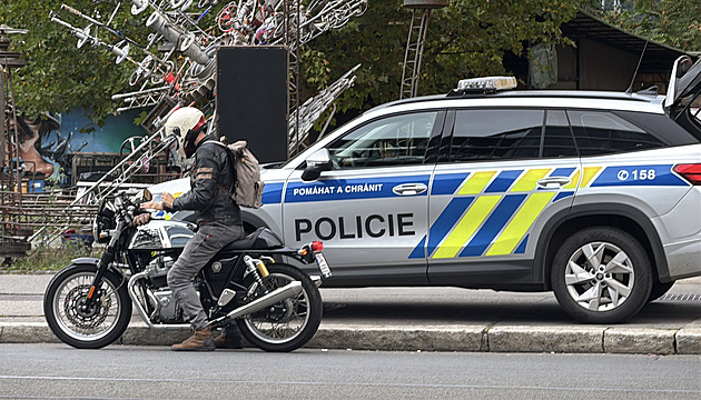 Motorkáře v cyklopruzích vyřešila policie pokutou. Kontrolovala i chodce, ti byli vzorní