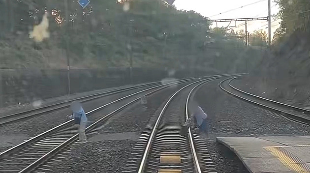Štěstí, že nic nejelo. Těžkopádný přechod seniorů přes koleje zachytilo video