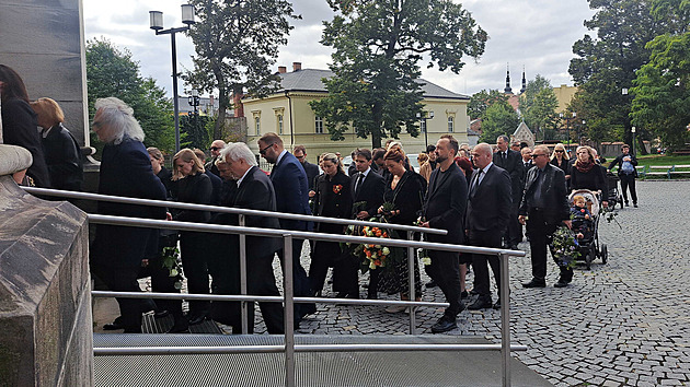Zástup přes celé náměstí. Olomouc se loučila s developerem Morávkem