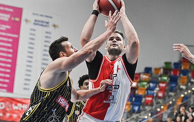 Jarom�r Boha��k ze Slavie atakuje opavsk� ko�, br�n� Filip Zbr�nek.