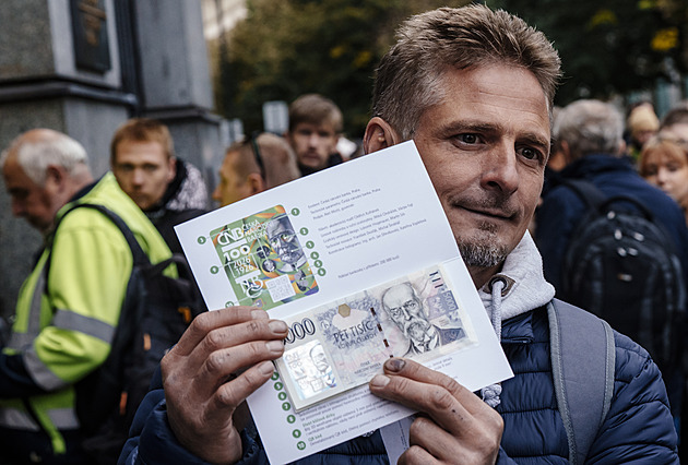 ČNB vydala výroční pětitisícovku. Ve frontě čekají stovky lidí, někteří tu nocovali