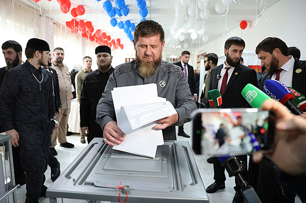Ohňostroj nad Čečenskem. Kadyrov utrhl ve volbách rekord, pořád má ale kde brát
