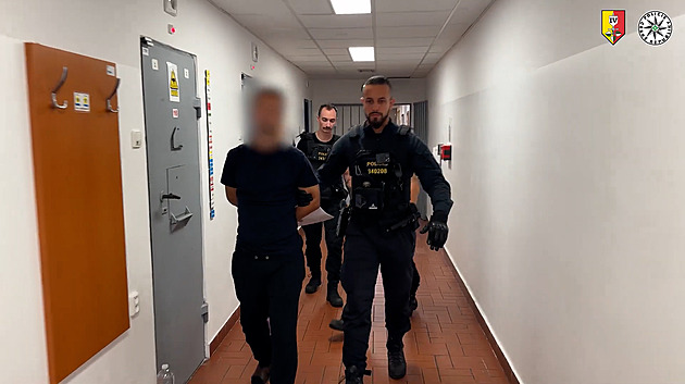 Hrozil zabitím třídy prvňáků i útokem na orloj. Policie vzala muže do vazby