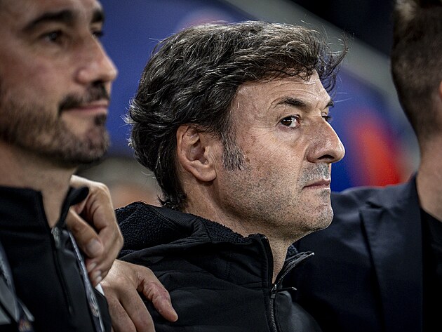 Santi Denia při svém debutu na pozici kouče českých fotbalistů.
