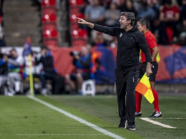 Santi Denia při svém debutu na pozici kouče českých fotbalistů.