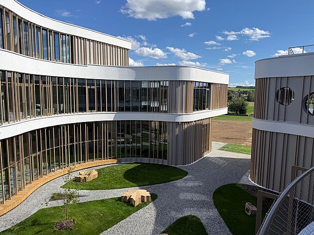 Od DNA jahody až po vlastní prototyp: škola, kde se věda opravdu děje