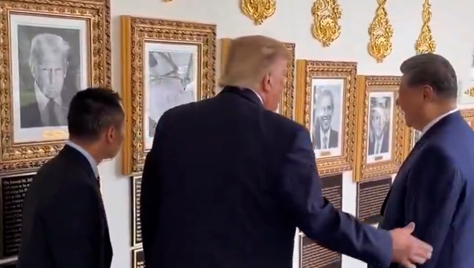 Vzácný Siův smích. Trump ho pobavil obrazem Bidena jako automatického pera
