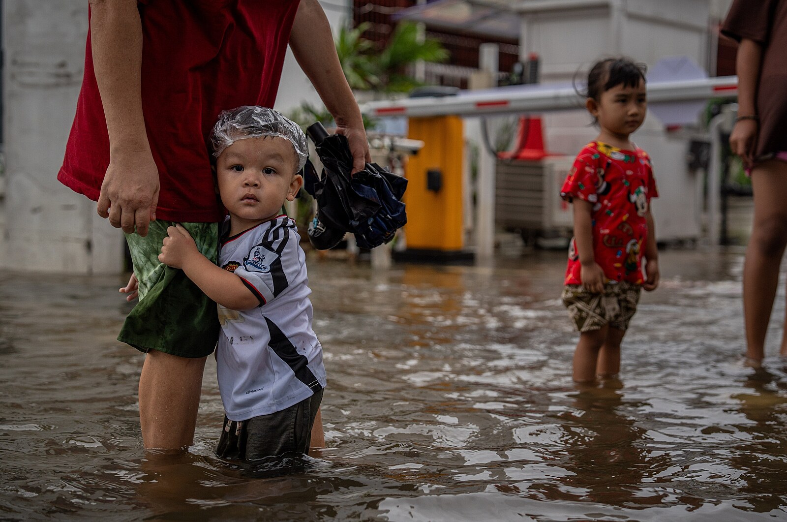 OBRAZEM: Bangkok zaplavila voda. Děti plavou ulicemi, školy zůstávají zavřené