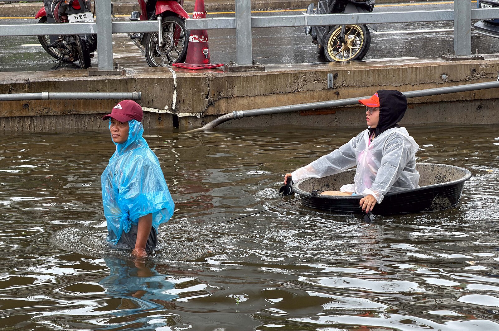 Povodně zaplavily Bangkok, lidé se ulicemi přepravují na člunech